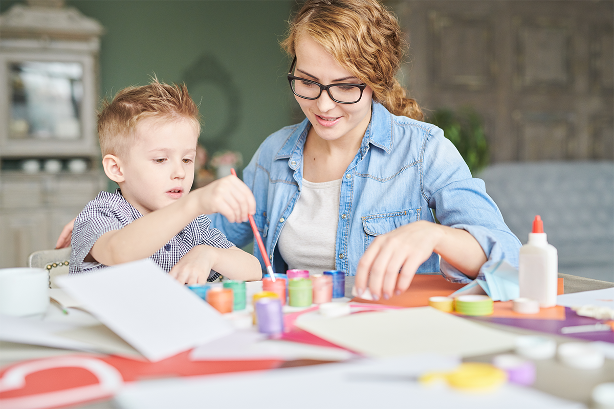 Photo parent and child painting